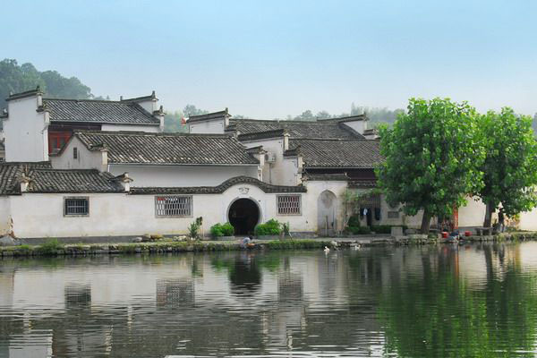 造型獨(dú)特并擁有絕妙田園風(fēng)光的宏村被譽(yù)為“中國(guó)畫(huà)里鄉(xiāng)村”